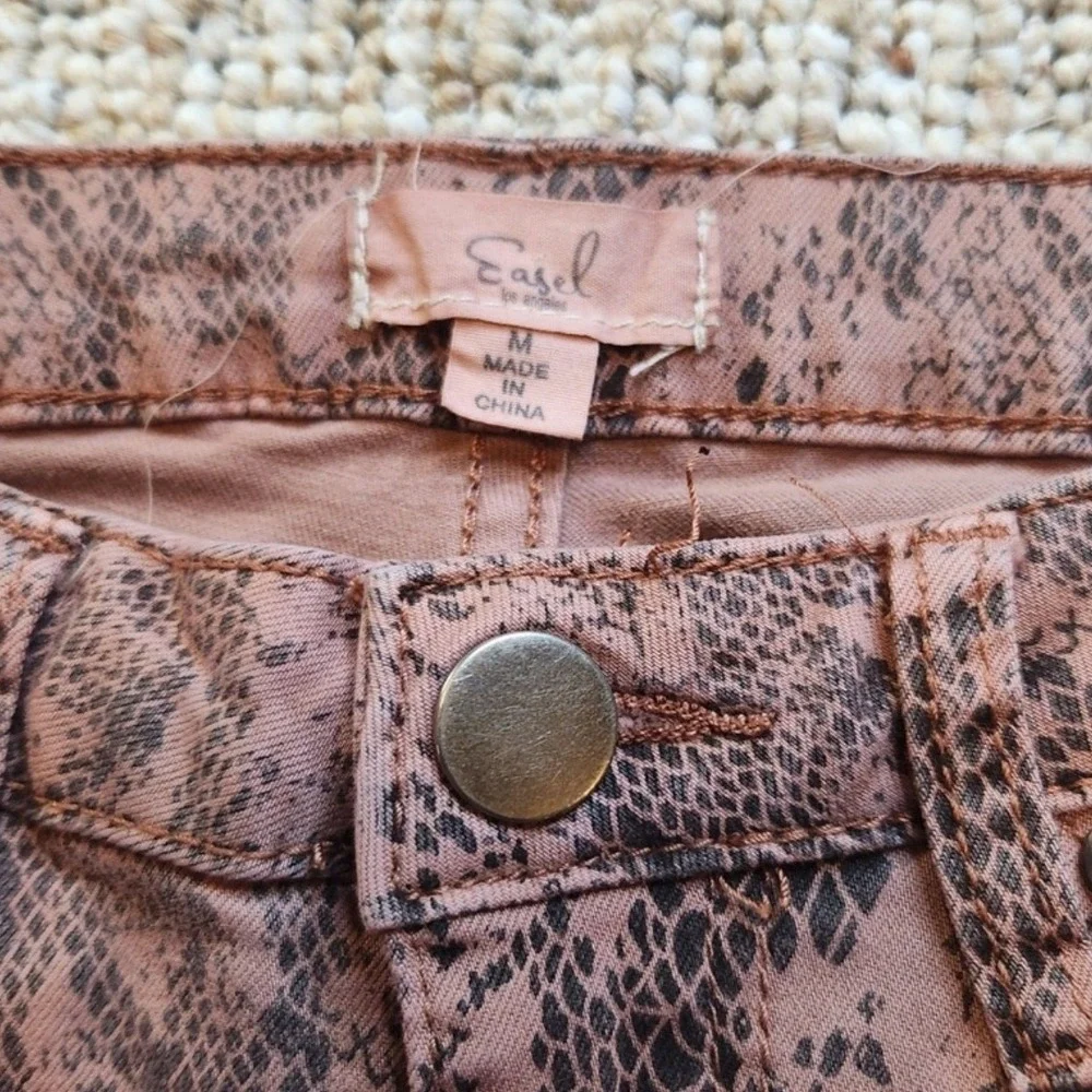 Easel Snakeskin Distressed Jeans‎ Women's Size Medium Pink Brown Frayed Hem